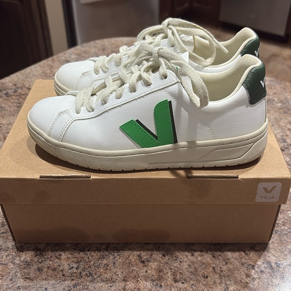 Veja Urca CWL White and Leaf Cyprus Sneakers. Wore once! 😍 Womens 6-6.5